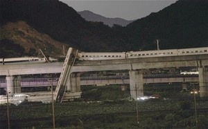 Illustration for article titled Two Bullet Trains Collide, One Falls From Bridge